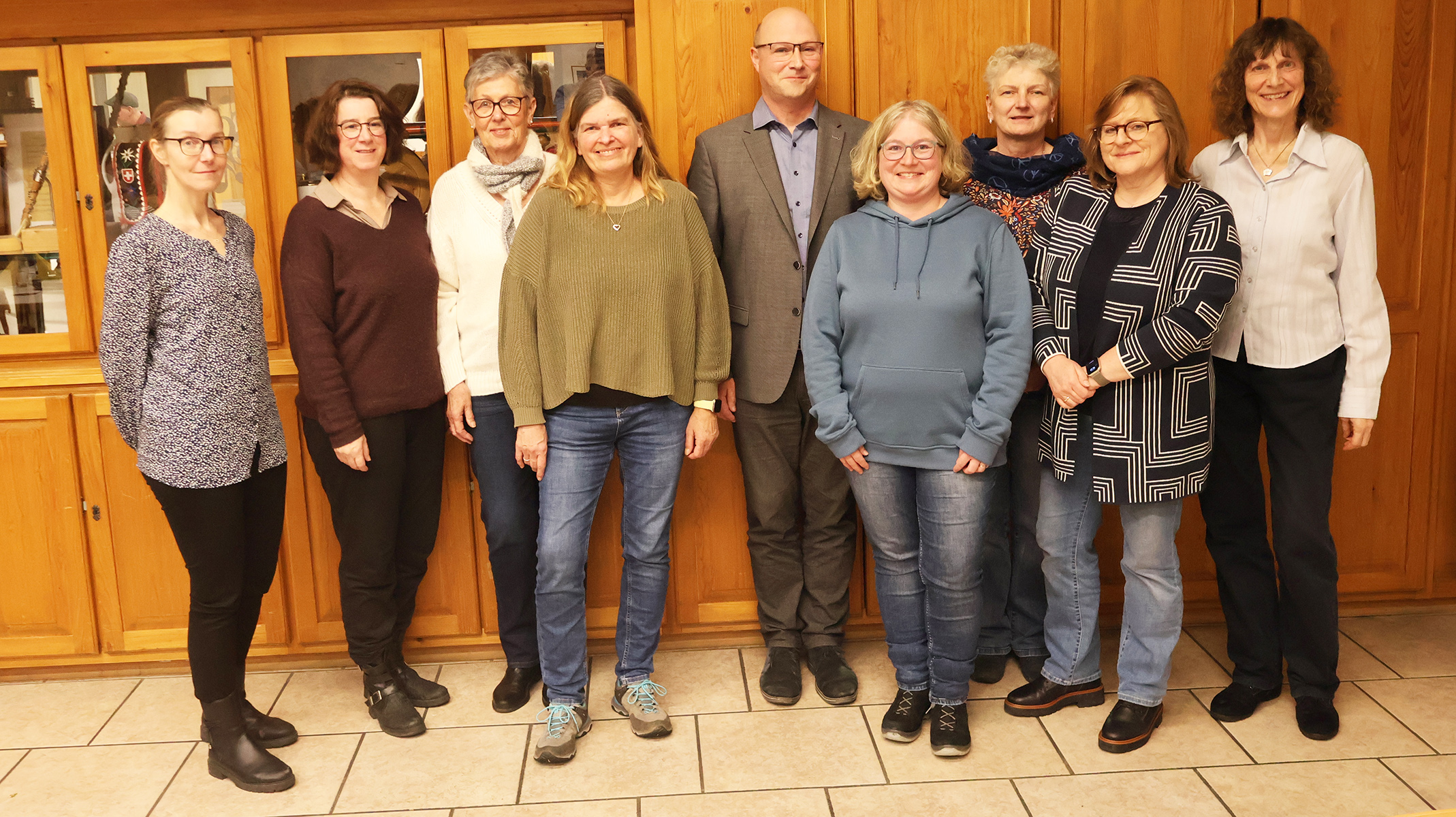 Neu- und wiedergewählte Ausschussmitglieder mit Vorstand